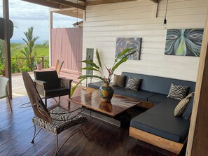 Frukost och lunch serveras, med utsikt mot poolen 