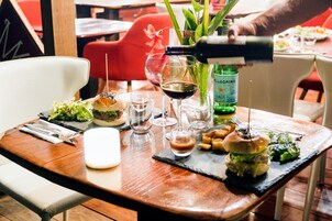 Se sirven desayunos y cocina mediterránea, con vista a la piscina 