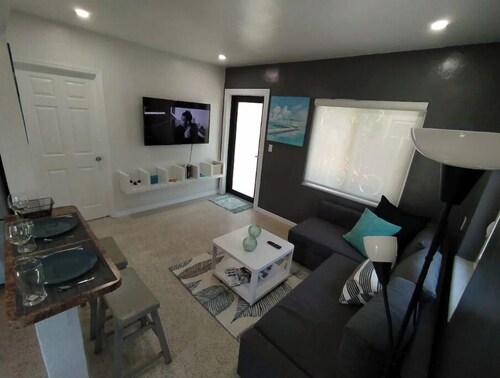 Fully renovated and 5 min away from Miami Airport