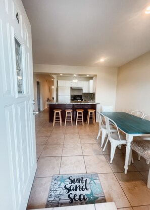 Dining - Casitas Del Lobo - Seascape, Family and Pet Friendly (South Padre Island)