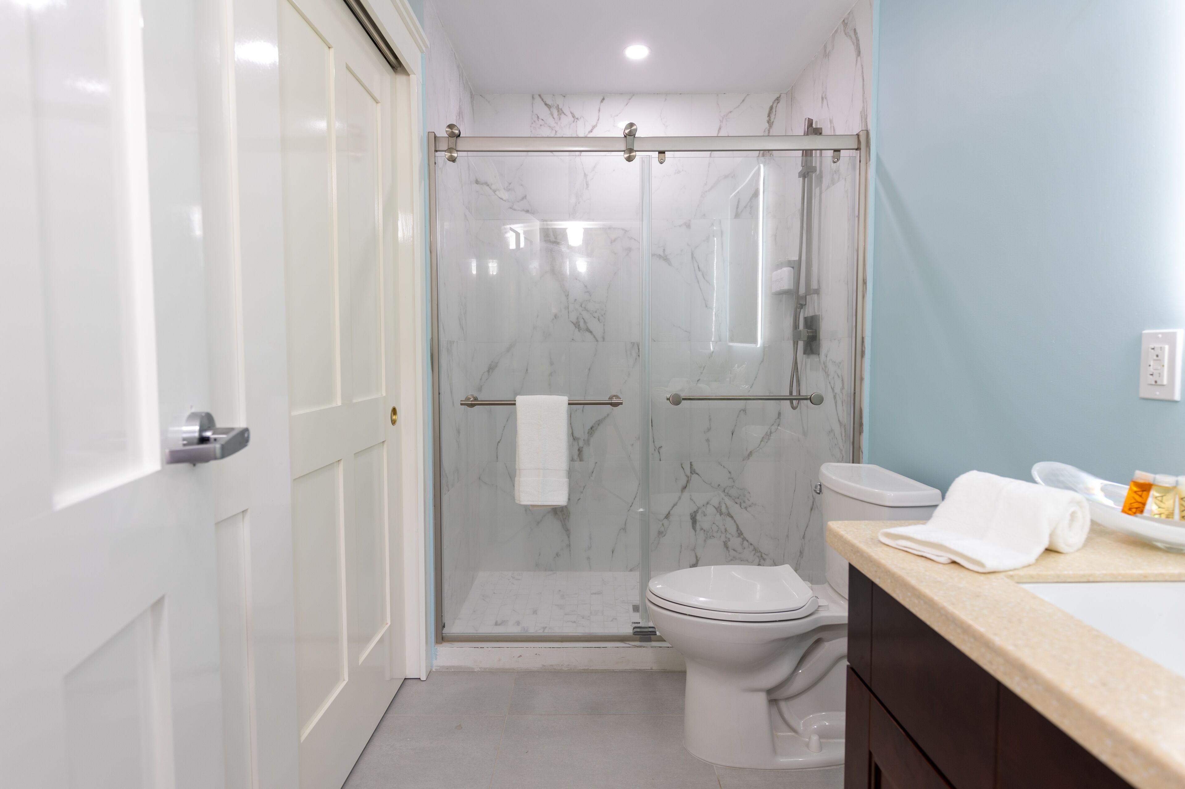 standard single room | bathroom | shower, hair dryer, towels