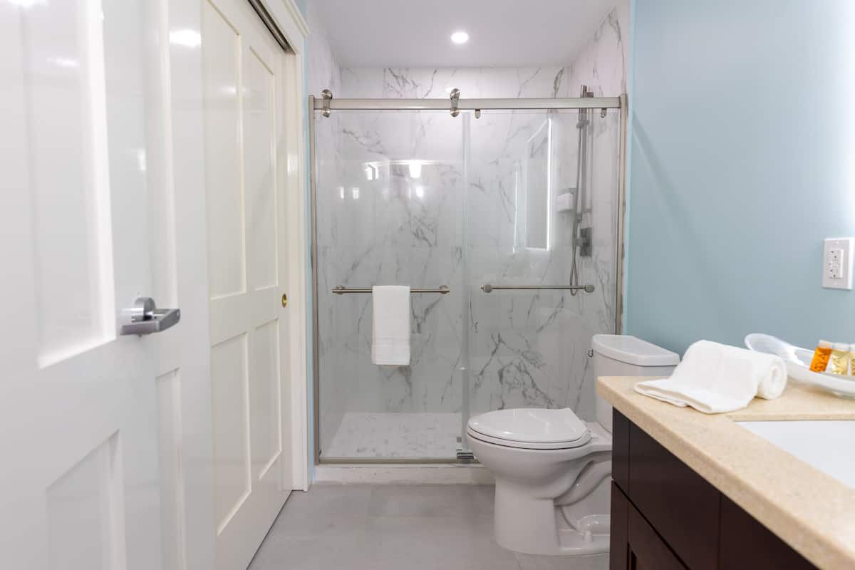 standard single room | bathroom | shower, hair dryer, towels
