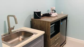 Meja, ruang kerja komputer riba, langsir/tirai gelap terus