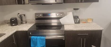 Kjøleskap, mikrobølgeovn, ovn og kokeplater