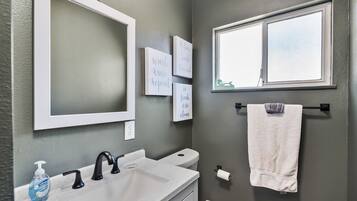 Badewanne, Haartrockner, Handtücher, Seife