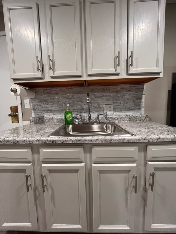 Réfrigérateur, four à micro-ondes, cafetière-théière