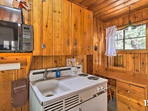 Hidden_Rest_Cabin4_03 - Cabin 4 — King Cabin with Fireplace and Classic Wood Interior (Lakeside)
