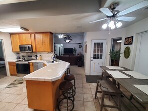 Frigorífico, microondas, horno y placa de cocina