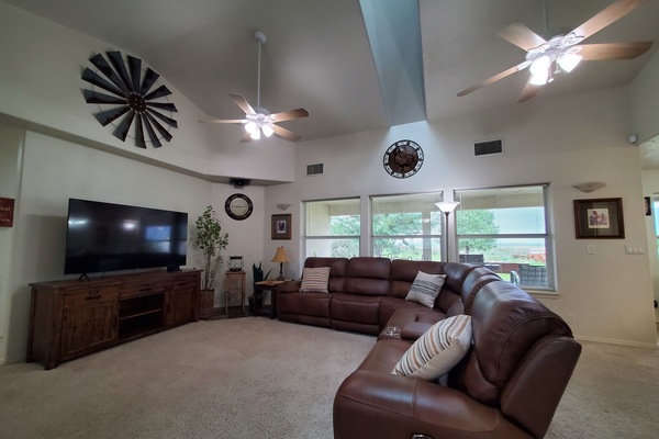 TV connectée, livres, écrans d'ordinateur