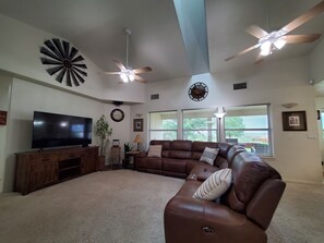 TV connectée, livres, écrans d'ordinateur