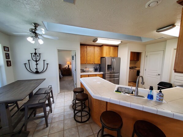 Een koelkast, een magnetron, een oven, een kookplaat