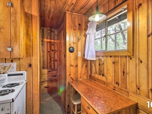 Cabin 5 — Intimate Queen Cabin with Covered Porch