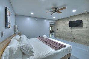 4 bedrooms, desk, iron/ironing board, travel cot - CreekFront Retreat HotTub, FirePits & Billiards (Blue Ridge)
