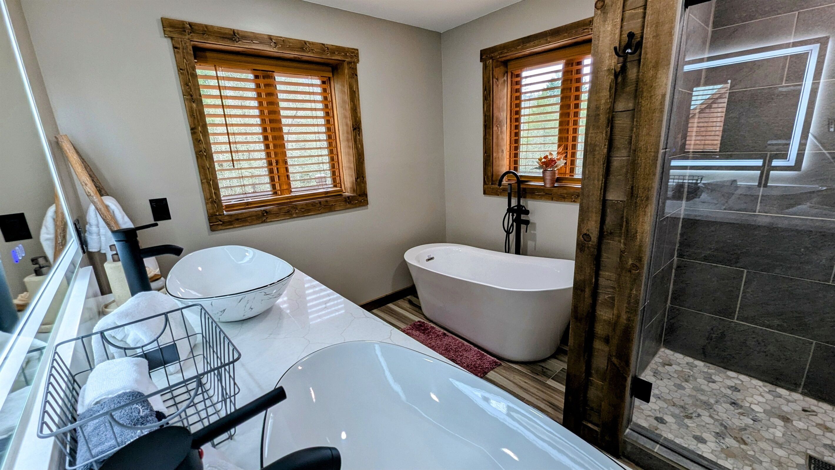 Combined shower/tub, jetted tub, hair dryer, towels