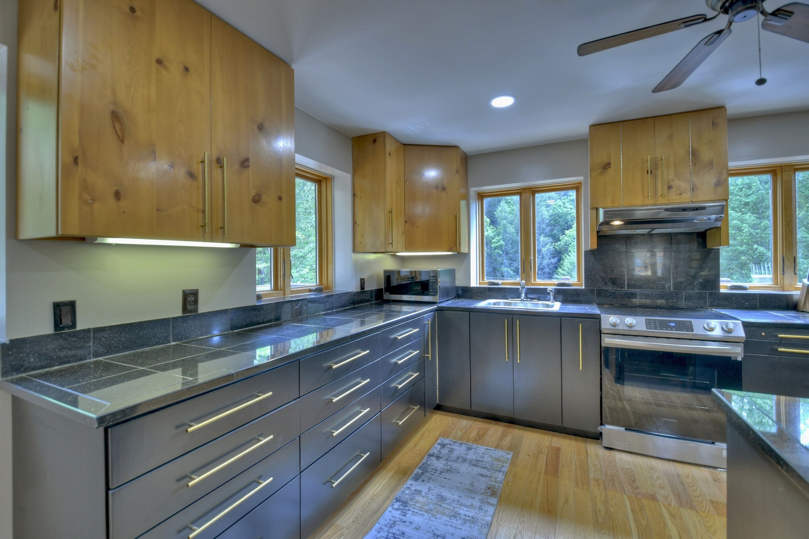 Kylskåp, mikrovågsugn, ugn och spishäll