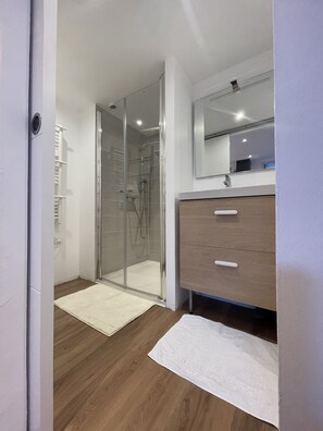 Shower, hair dryer, towels, toilet paper