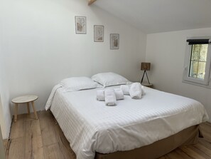 2 bedrooms, travel cot, free WiFi, bed sheets