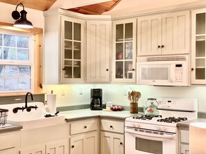 Fridge, microwave, oven, stovetop - Duck Pond Cabin-Private Cabin on 400 Acre Ranch (Smartsville)