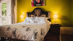A bed with a leaf-patterned bedspread, two bedside lamps, and a headboard with a carved design. - SD-1 HABITACION EN LA CIUDAD ANTIGUA (Cartagena)