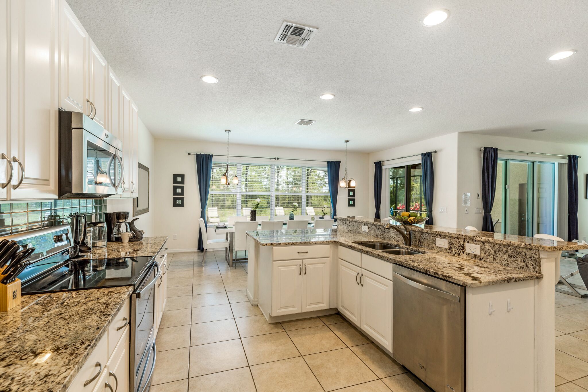 Køleskab, mikrobølgeovn, ovn, kogeplade