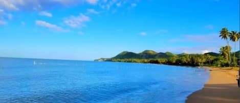 海灘、躺椅、沙灘巾