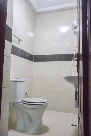 Doccia, vasca idromassaggio, bidet, asciugamani