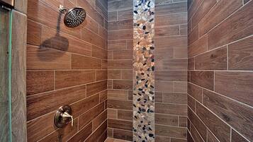 Ensemble douche/baignoire, sĂšche-cheveux, serviettes fournies, savon