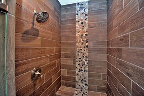 Combined shower/bathtub, hair dryer, towels, soap
