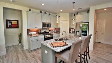 Jääkaappi, mikroaaltouuni, uuni, liesi