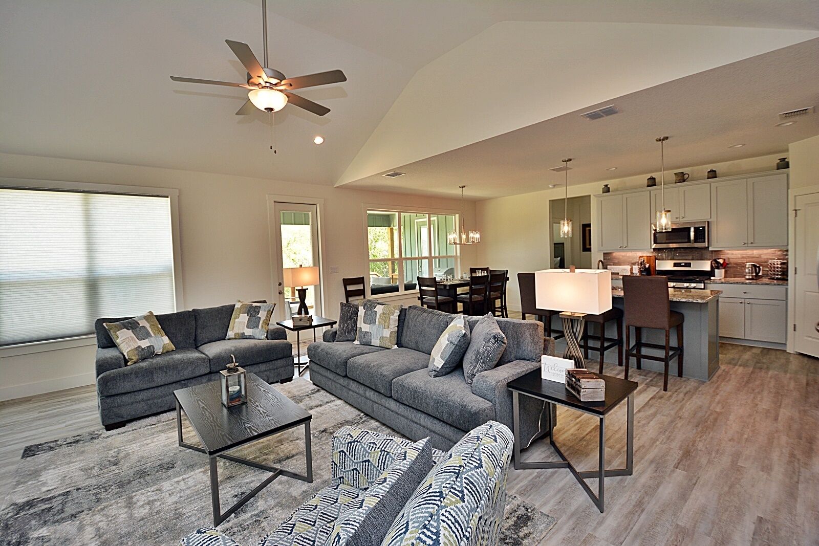 Smart TV, chimenea, libros