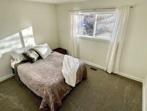 5 bedrooms, iron/ironing board, WiFi, bed sheets