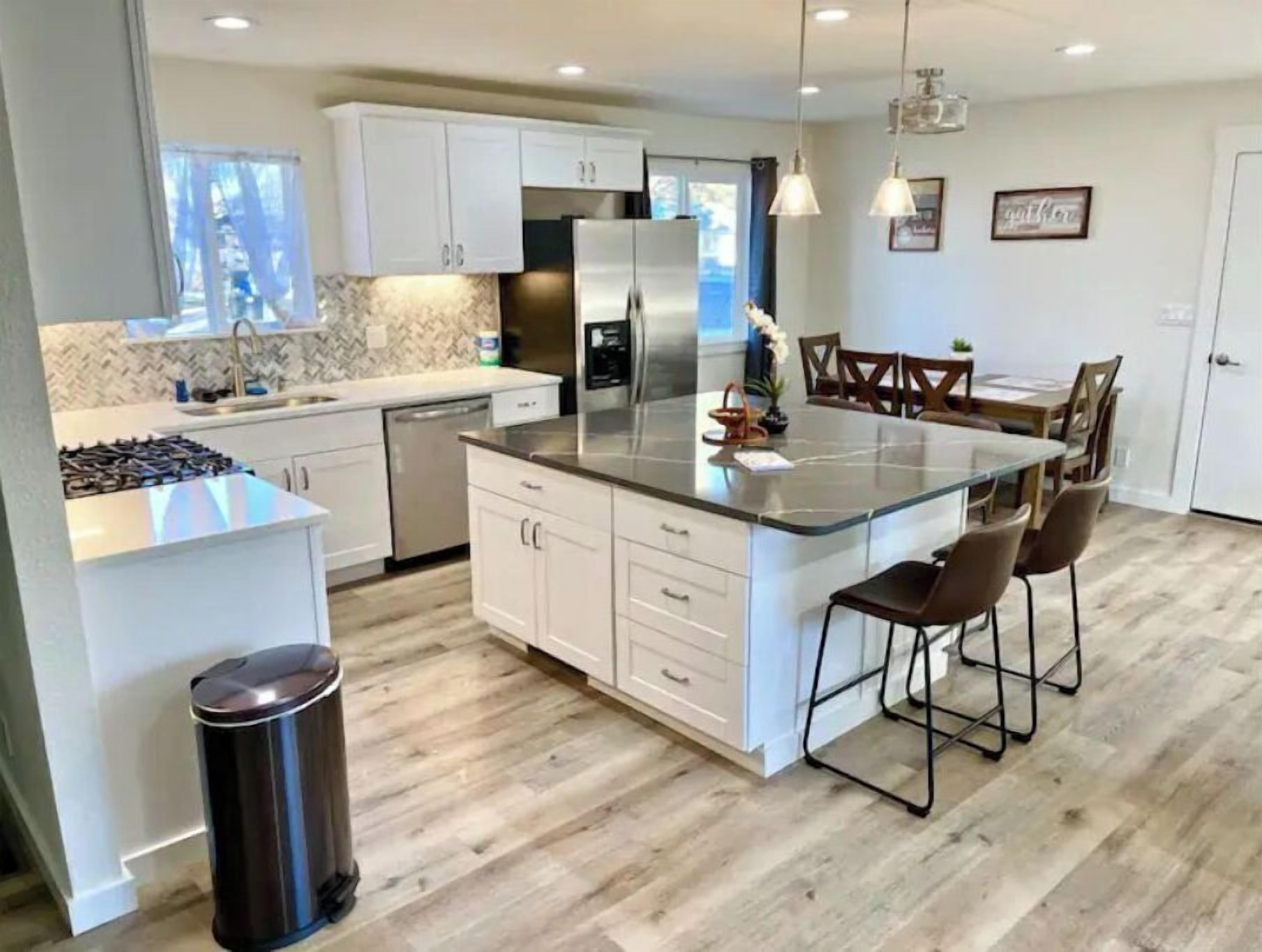 ثلاجة، ميكروويف، فرن، موقد طهي مسطح