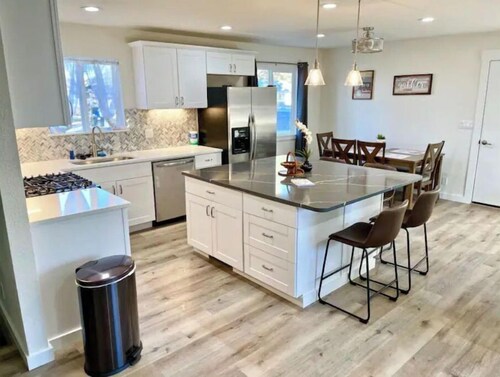 Hometown USA With Hot Tub and Fully Renovated