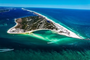 Playa en los alrededores, camastros y toallas de playa