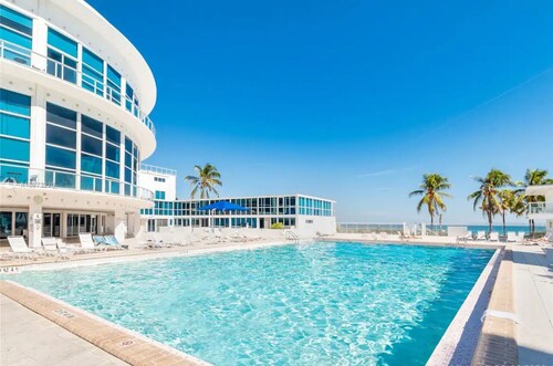Miami Beach front condo 1 bed room 1 bathroom free WiFi and free parking