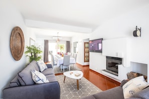 A modern living room with a sofa set, a coffee table, and a fireplace. - Modern villa w/ heatable pool & BBQ, Albufeira (Albufeira)