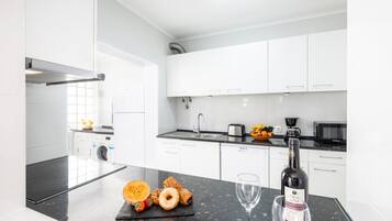 Coffee/tea maker, fridge, microwave, oven
