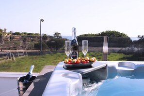 Outdoor spa tub - Villa w/ heatable pool & BBQ in São Rafael (Albufeira)