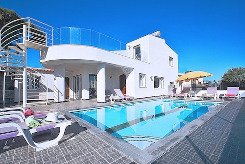 Villa w/ heatable pool & BBQ in São Rafael