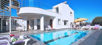 Villa w/ heatable pool & BBQ in São Rafael