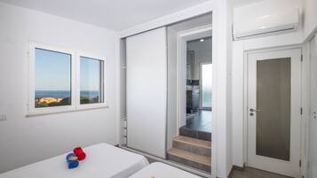 4 bedrooms, in-room safe, iron/ironing board, free WiFi