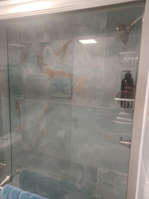 Dusche, Haartrockner, Handtücher, Seife