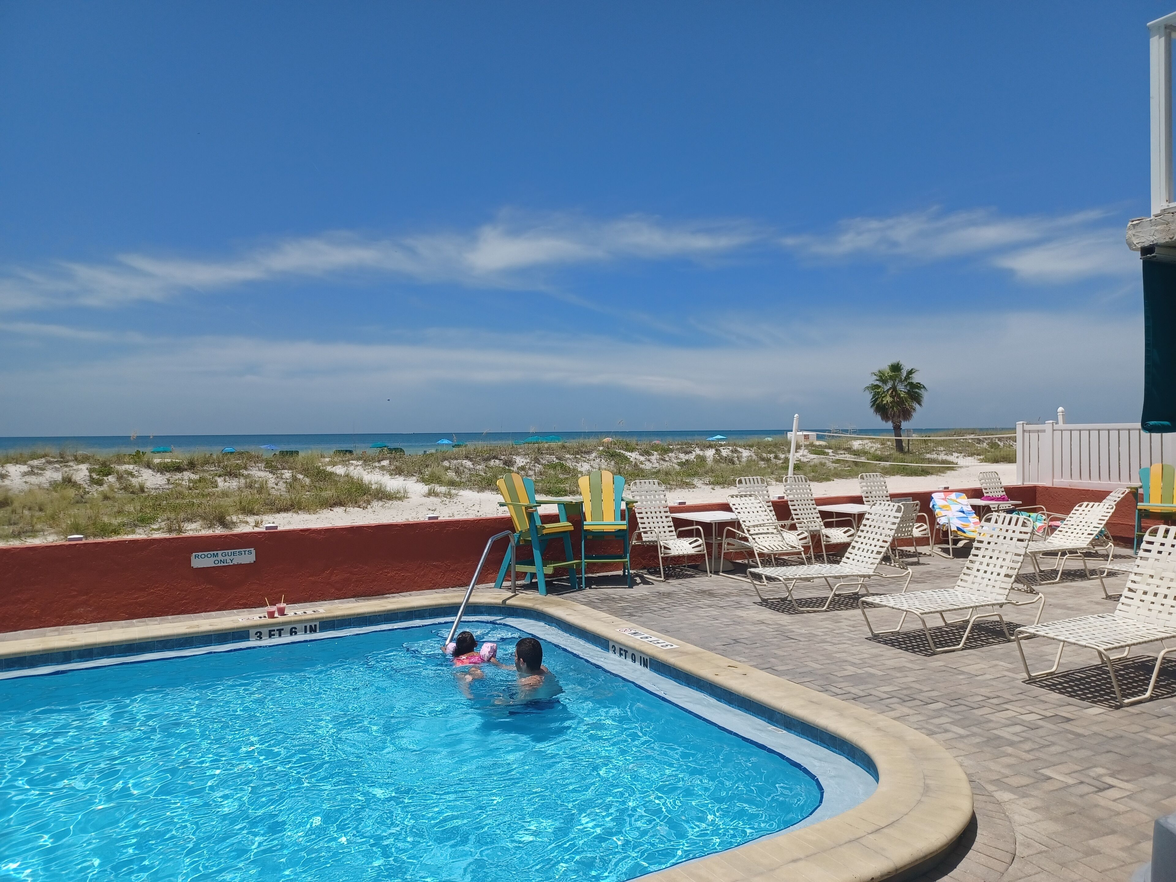 Een buitenzwembad, een verwarmd zwembad