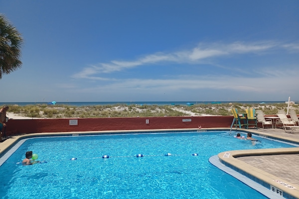 Piscina a l'aire lliure i piscina climatitzada