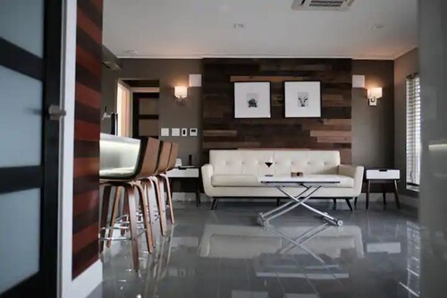 Twin luxe waterfront penthouse apartments w/sauna!