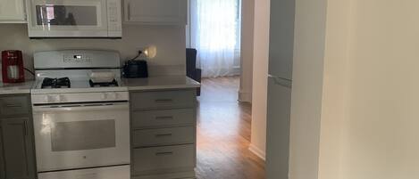 Jääkaappi, mikroaaltouuni, uuni, liesi