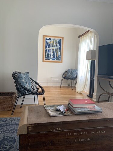 Cozy 3 Bdrm. Apt.  sleeps 5 guests in the historic neighborhood of Oak Park IL