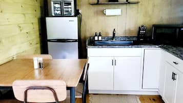 Een koelkast, een magnetron, een oven, een koffiezetapparaat/waterkoker