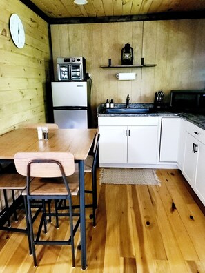 Réfrigérateur, four à micro-ondes, un four, cafetière-théière