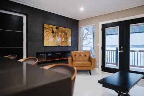 Luxurious romantic retreat w/gorgeous lake views!